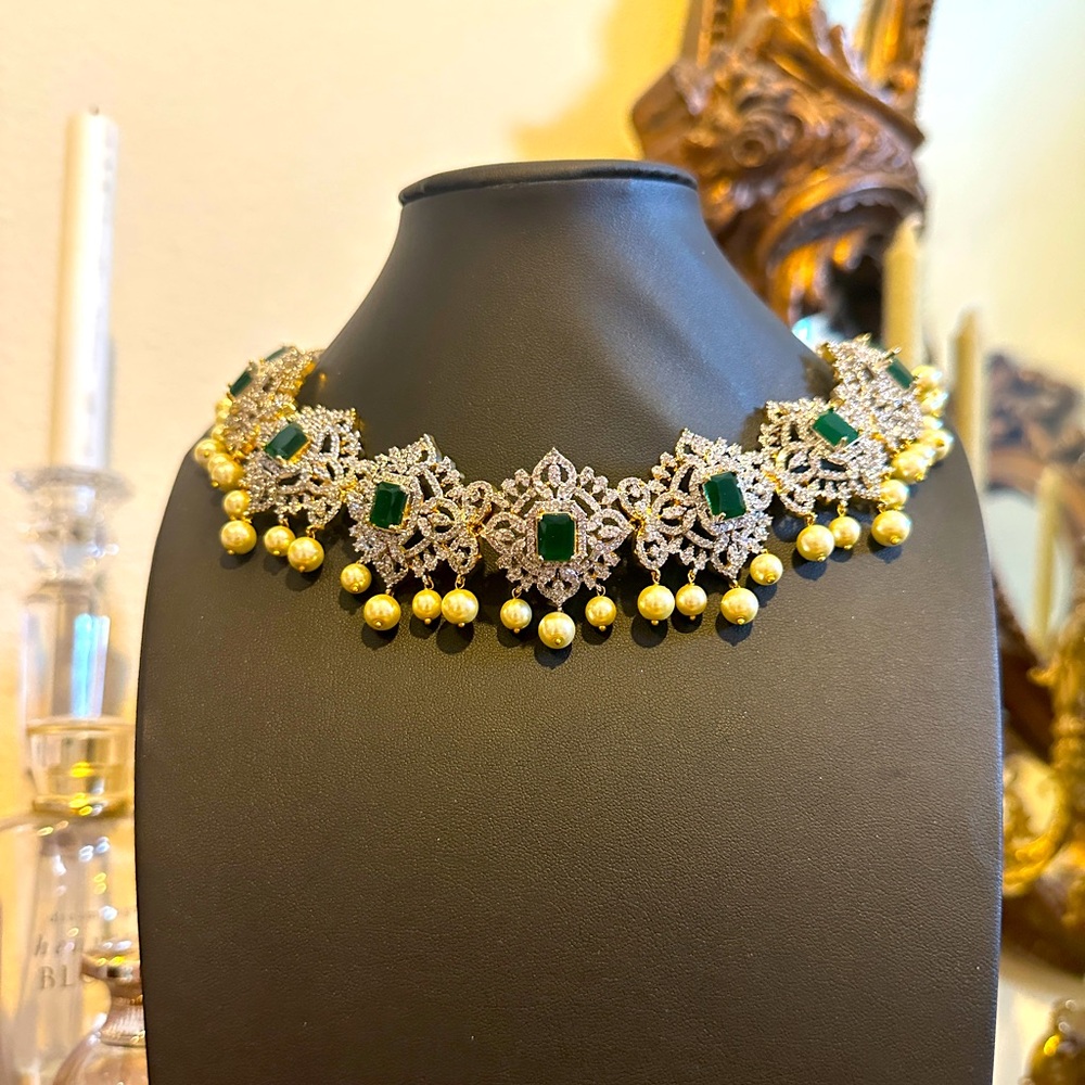 Elegant Gold and Green Necklace